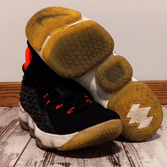 Lebron 15 - Picture 4 of 6